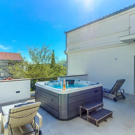 Danica With Heated Pool And Jacuzzi ヴィラ *