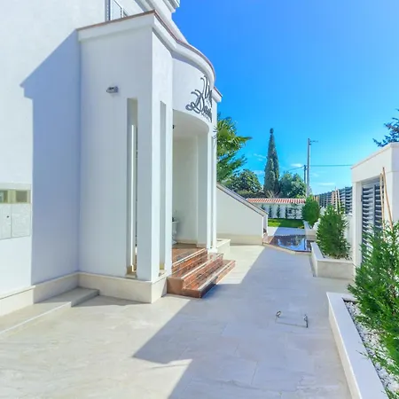 Danica With Heated Pool And Jacuzzi *