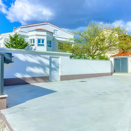 Danica With Heated Pool And Jacuzzi *