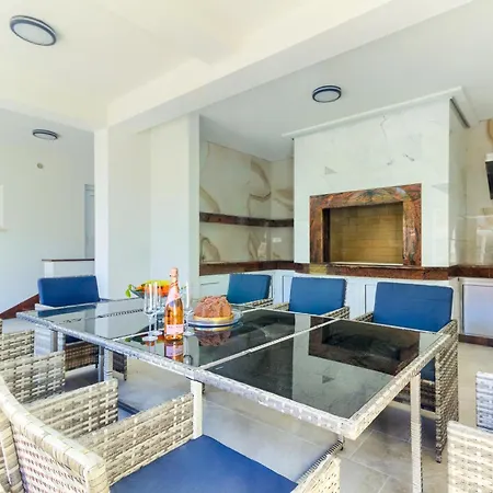 Danica With Heated Pool And Jacuzzi Villa