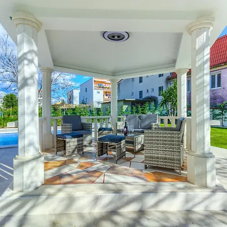 Villa Danica With Heated Pool And Jacuzzi *