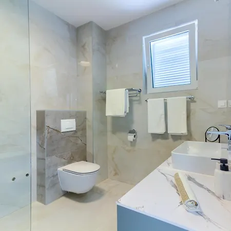 Danica With Heated Pool And Jacuzzi *