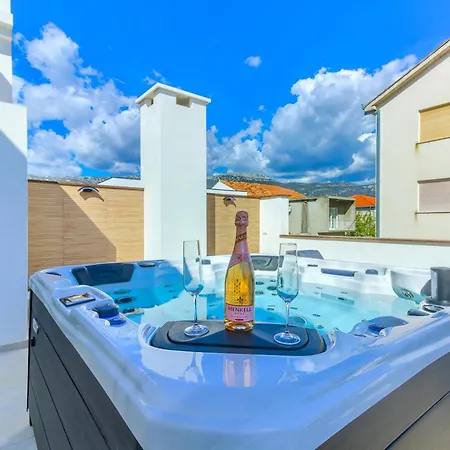 Danica With Heated Pool And Jacuzzi Vila Kaštela