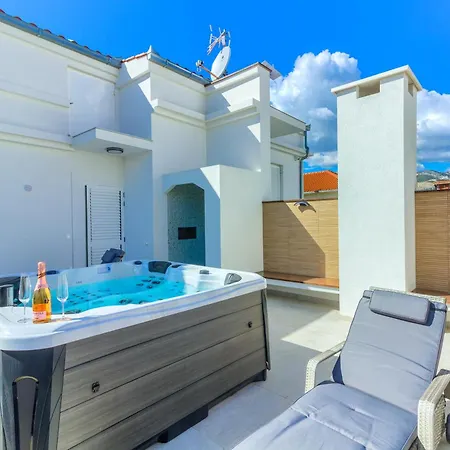Danica With Heated Pool And Jacuzzi Kaštela