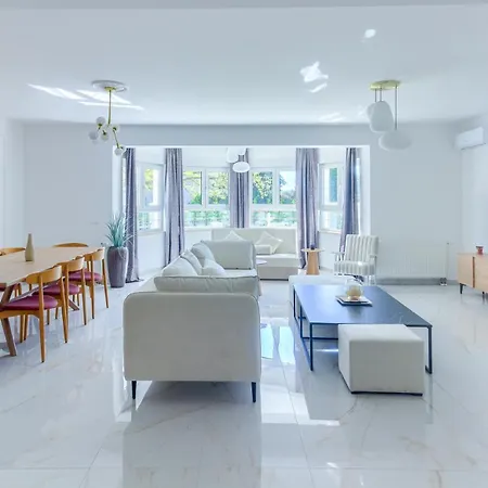 Villa Danica With Heated Pool And Jacuzzi