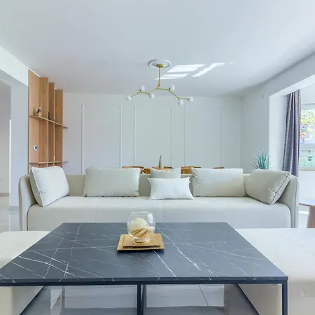Villa Danica With Heated Pool And Jacuzzi
