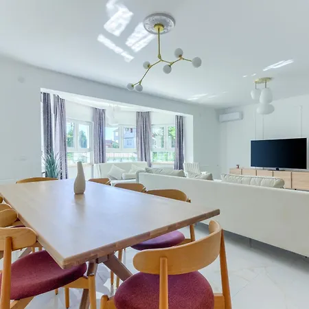 Villa Danica With Heated Pool And Jacuzzi