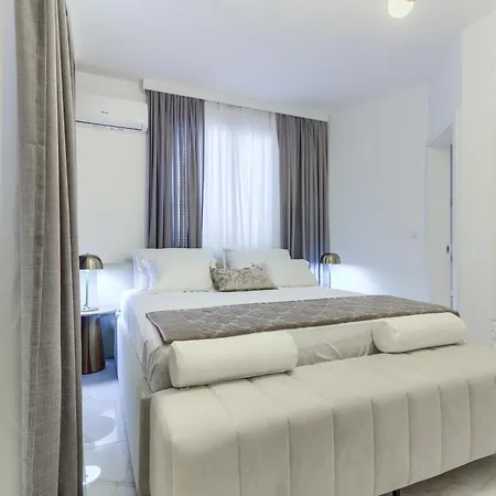 Danica With Heated Pool And Jacuzzi Vila