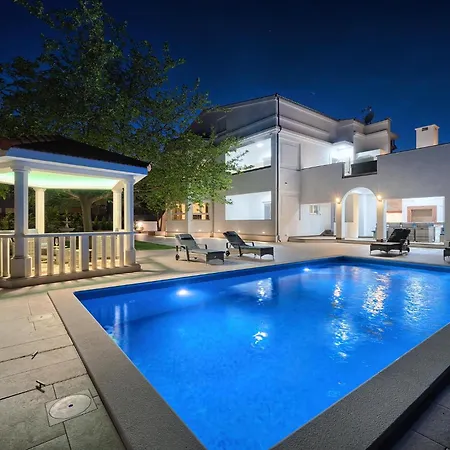 Danica With Heated Pool And Jacuzzi Villa