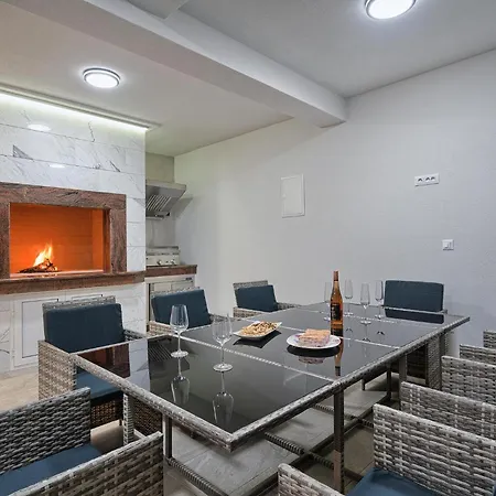 Danica With Heated Pool And Jacuzzi