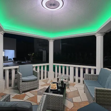 Villa Danica With Heated Pool And Jacuzzi