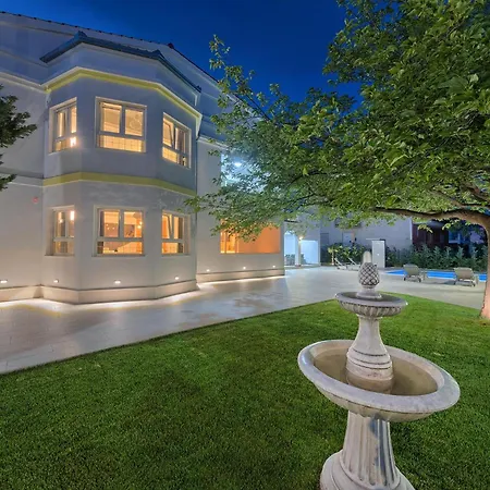 Villa Danica With Heated Pool And Jacuzzi *
