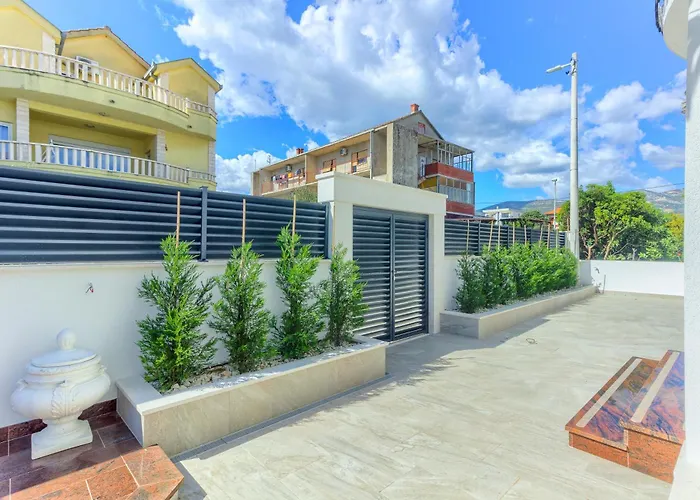 Danica With Heated Pool And Jacuzzi Kaštela